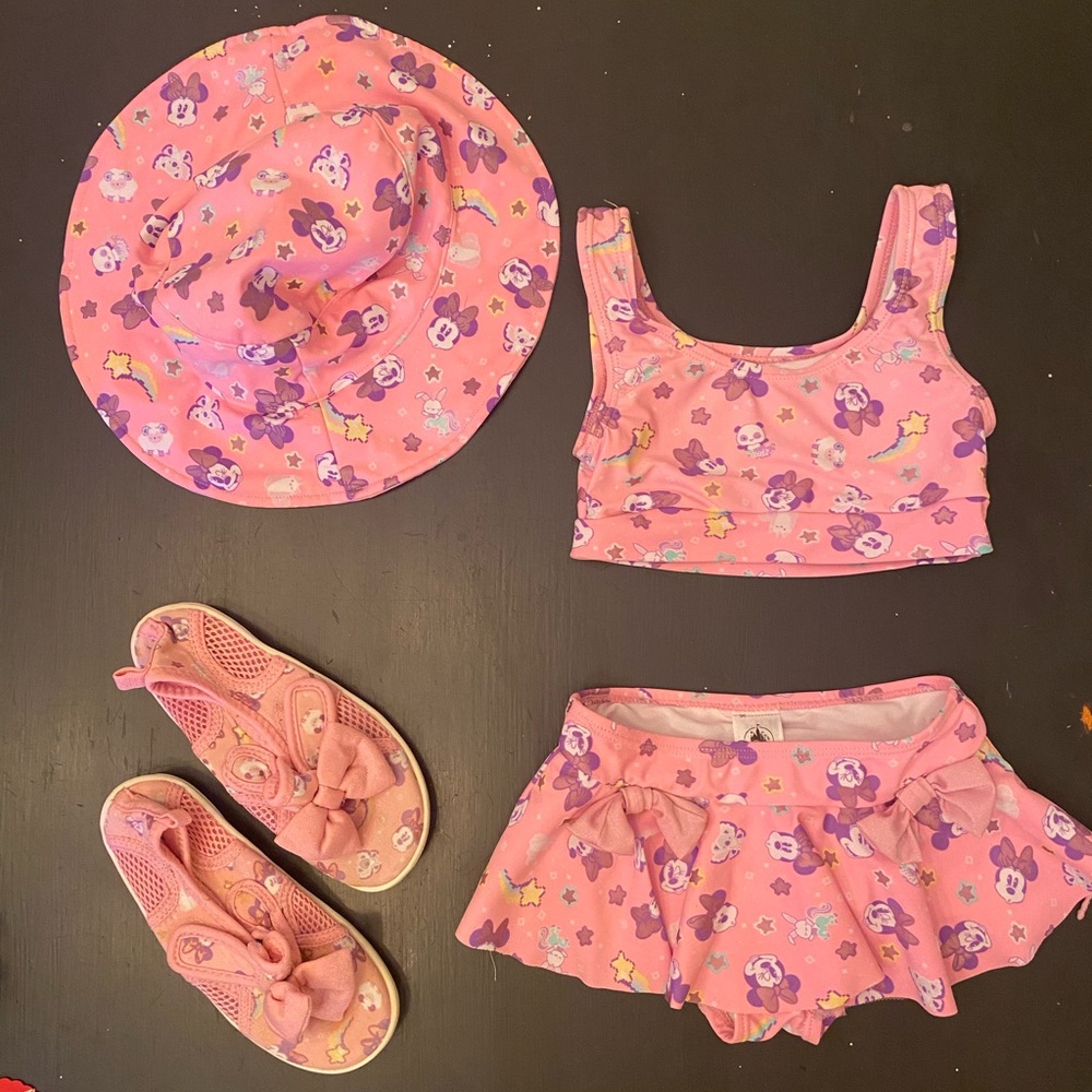 Girls Disney Store 4PC Minnie print Bikini 👙 water shoes and matching hat!
